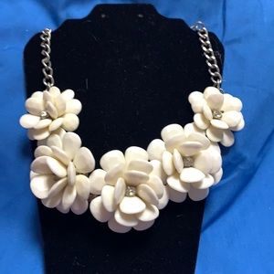 White flower necklace shirt with extending silver color chain.
